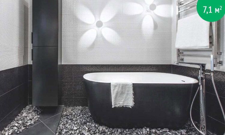 Ванная комната выполнена в черно-белых тонах